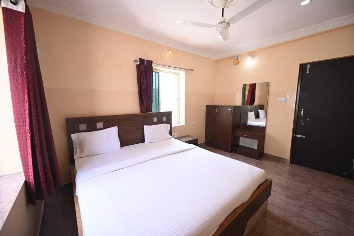 Oyo Flagship Hotel New Moon Inn Puri Buitenkant foto
